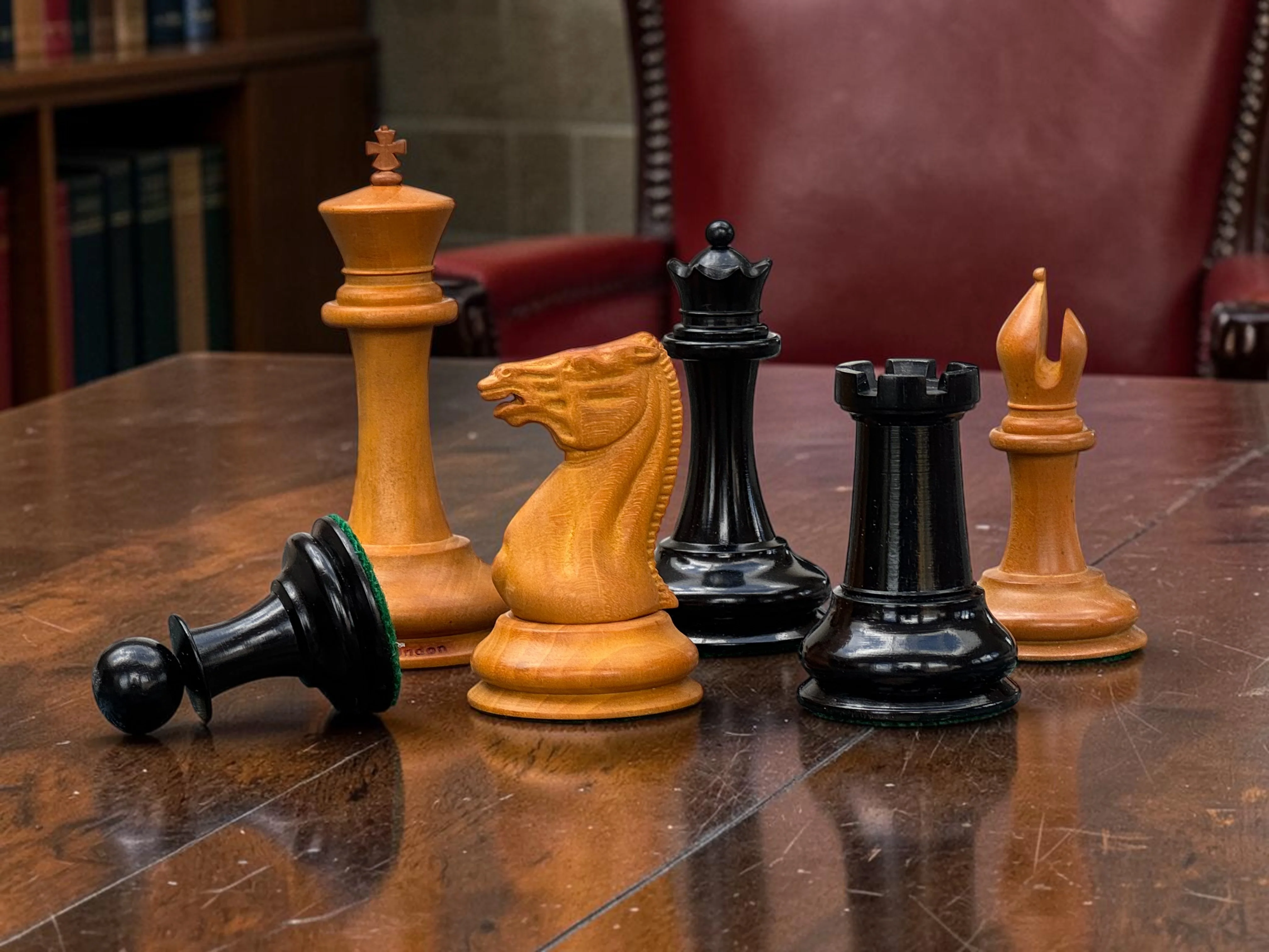 3.5" 1850 London Antique Ebony Chessmen,  Mahogany Box - Image 6
