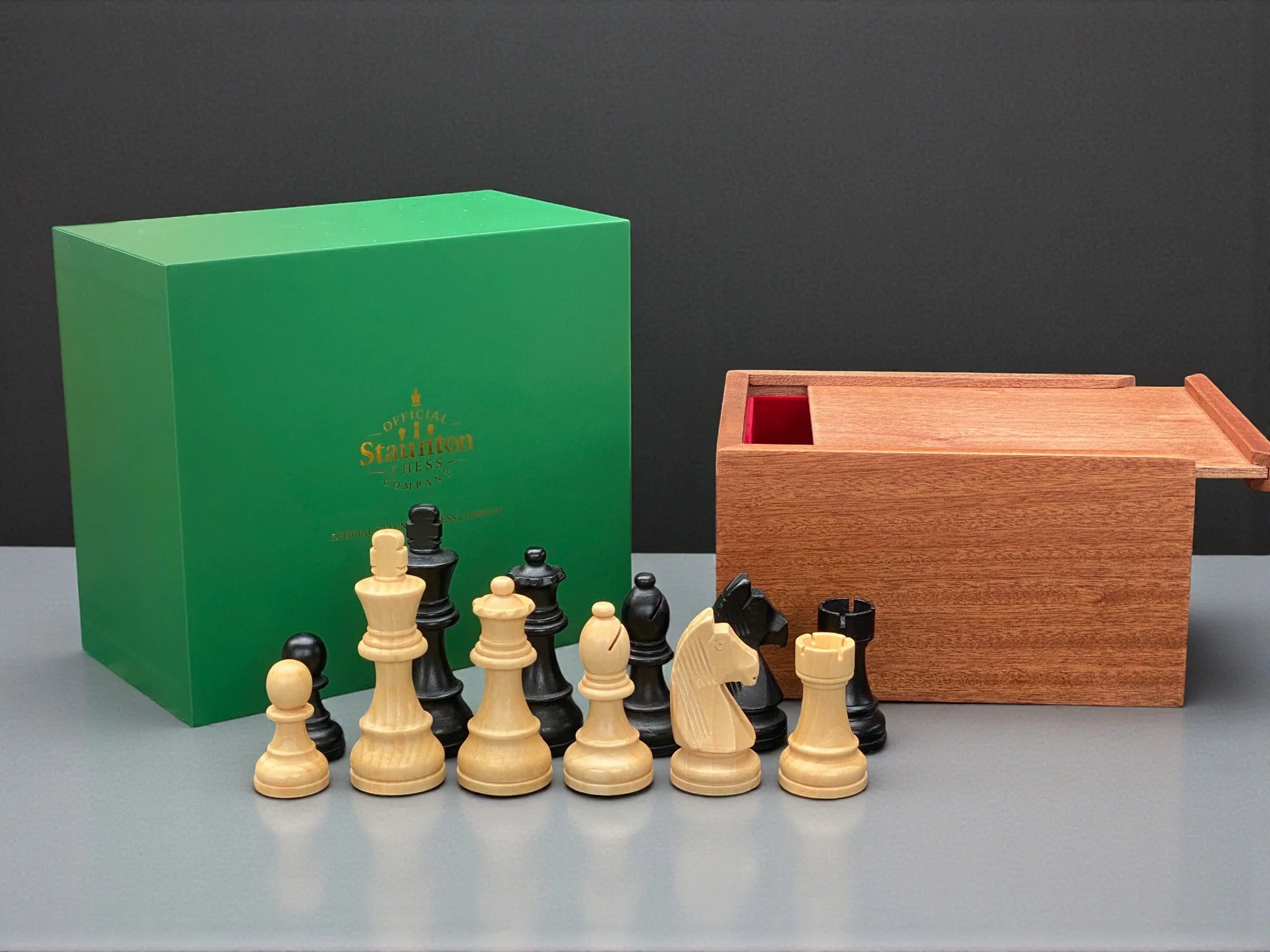 3.75" Club Classic Black and Natural Chessmen and Solid Mahogany Slide Lid Box - Image 4