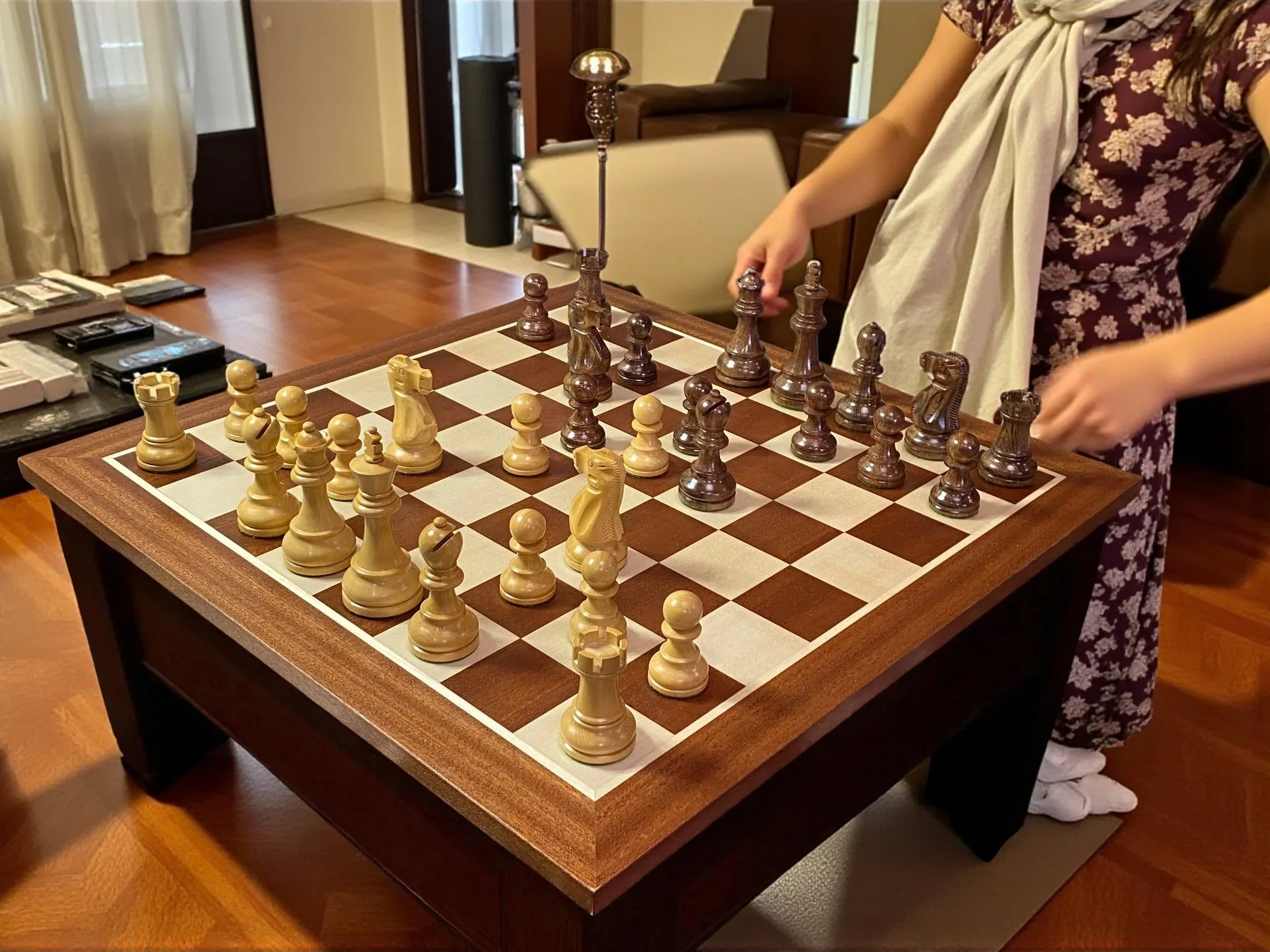 Mahogany Acacia Deluxe Staunton Chess Set - Image 3