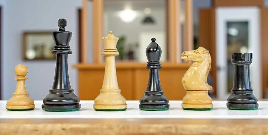 Winchester Staunton Boxwood & Ebonised Chess Pieces - Image 5